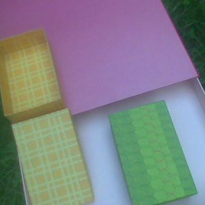 Scatole di cartone con coperchio a colori
